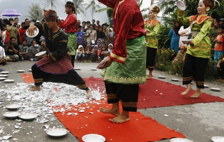 Tari Piring Sumatera Barat Lengkap Dengan Sejarah Busana Dan Ragam